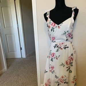 Never worn maxi white floral dress, size Medium